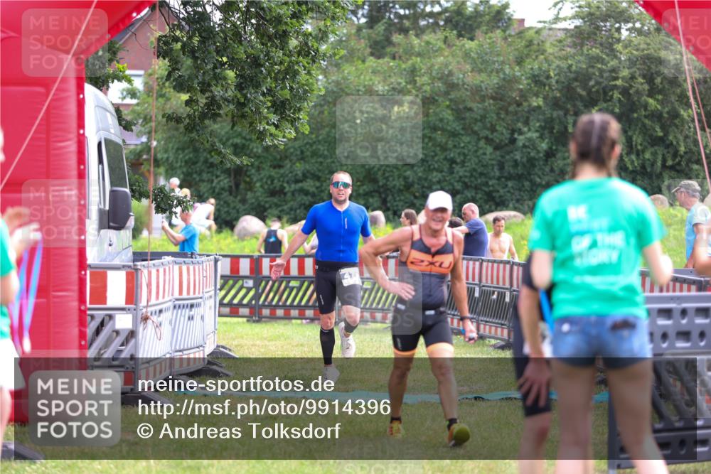 21.06.2026 - 29. Vierlanden-Triathlon Andreas Tolksdorf http://msf.ph/oto/9914396 21.06.2026 11:23:09 Ziel 443, 471 meine-sportfotos.de