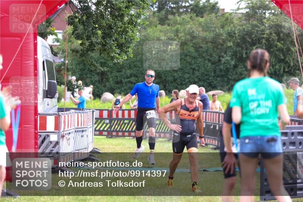 21.06.2026 - 29. Vierlanden-Triathlon Andreas Tolksdorf http://msf.ph/oto/9914397 21.06.2026 11:23:09 Ziel 443, 471 meine-sportfotos.de