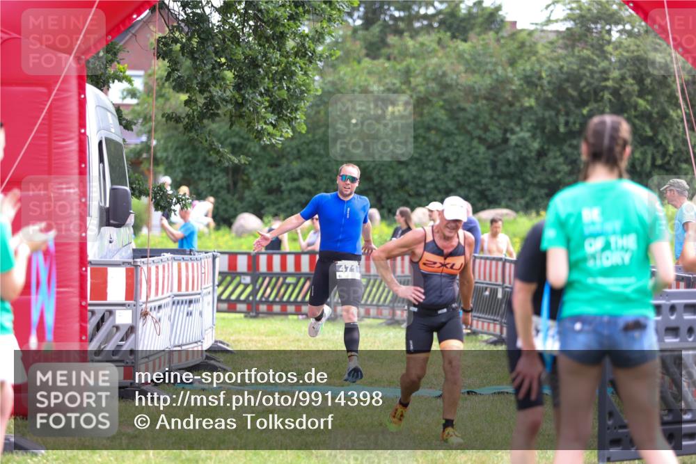 21.06.2026 - 29. Vierlanden-Triathlon Andreas Tolksdorf http://msf.ph/oto/9914398 21.06.2026 11:23:09 Ziel 443, 471 meine-sportfotos.de