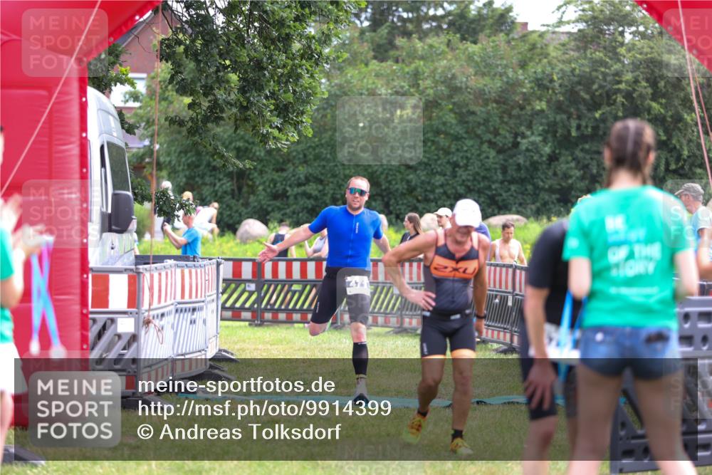 21.06.2026 - 29. Vierlanden-Triathlon Andreas Tolksdorf http://msf.ph/oto/9914399 21.06.2026 11:23:09 Ziel 443, 471 meine-sportfotos.de