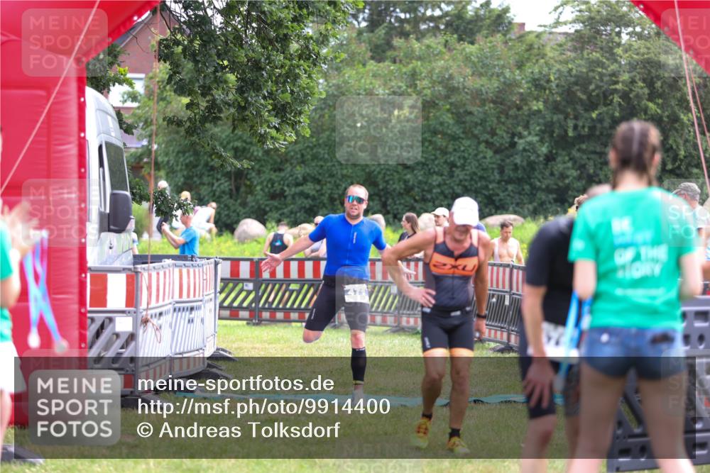21.06.2026 - 29. Vierlanden-Triathlon Andreas Tolksdorf http://msf.ph/oto/9914400 21.06.2026 11:23:09 Ziel 443, 471 meine-sportfotos.de