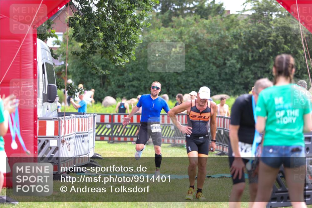 21.06.2026 - 29. Vierlanden-Triathlon Andreas Tolksdorf http://msf.ph/oto/9914401 21.06.2026 11:23:09 Ziel 443, 471 meine-sportfotos.de