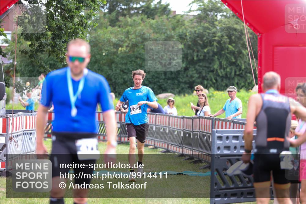 21.06.2026 - 29. Vierlanden-Triathlon Andreas Tolksdorf http://msf.ph/oto/9914411 21.06.2026 11:23:21 Ziel 625 meine-sportfotos.de