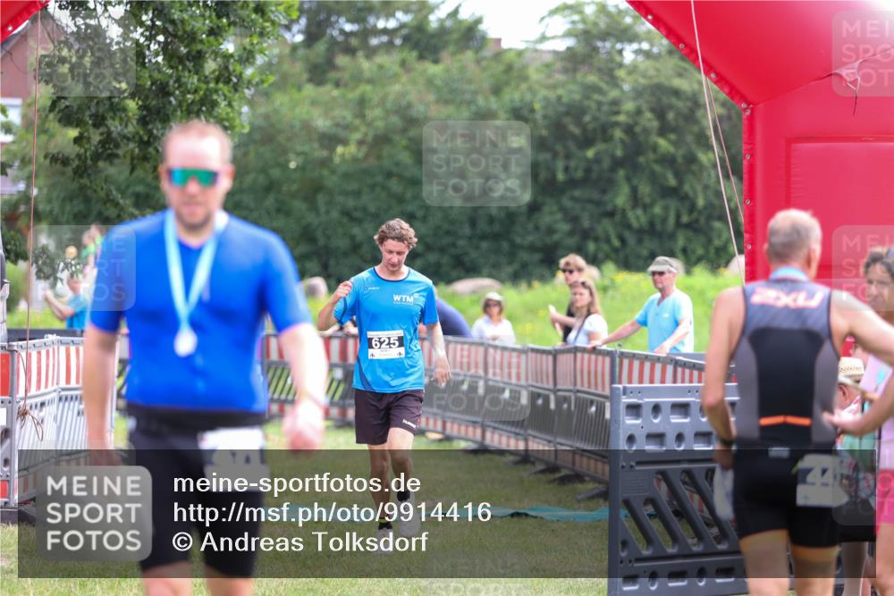21.06.2026 - 29. Vierlanden-Triathlon Andreas Tolksdorf http://msf.ph/oto/9914416 21.06.2026 11:23:21 Ziel 625 meine-sportfotos.de