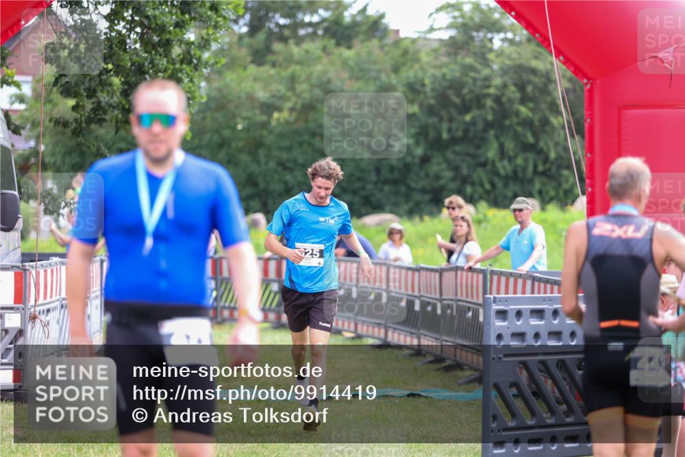 21.06.2026 - 29. Vierlanden-Triathlon Andreas Tolksdorf http://msf.ph/oto/9914419 21.06.2026 11:23:21 Ziel 625 meine-sportfotos.de
