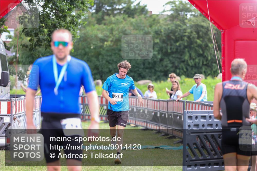 21.06.2026 - 29. Vierlanden-Triathlon Andreas Tolksdorf http://msf.ph/oto/9914420 21.06.2026 11:23:21 Ziel 625 meine-sportfotos.de