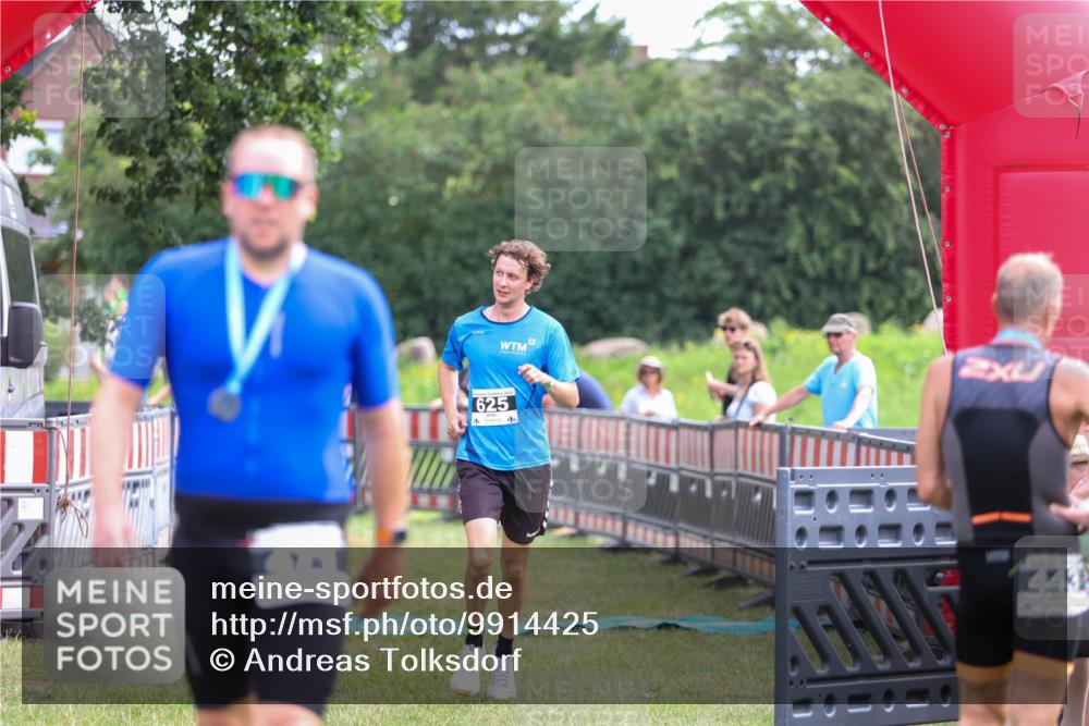 21.06.2026 - 29. Vierlanden-Triathlon Andreas Tolksdorf http://msf.ph/oto/9914425 21.06.2026 11:23:21 Ziel 625 meine-sportfotos.de