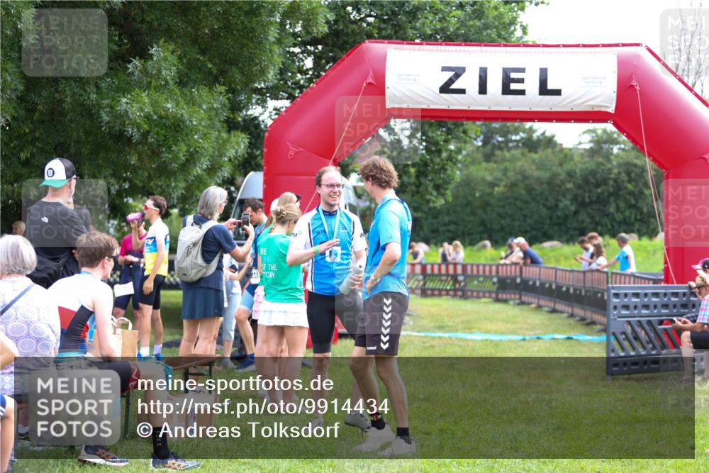 21.06.2026 - 29. Vierlanden-Triathlon Andreas Tolksdorf http://msf.ph/oto/9914434 21.06.2026 11:23:32 Ziel  meine-sportfotos.de