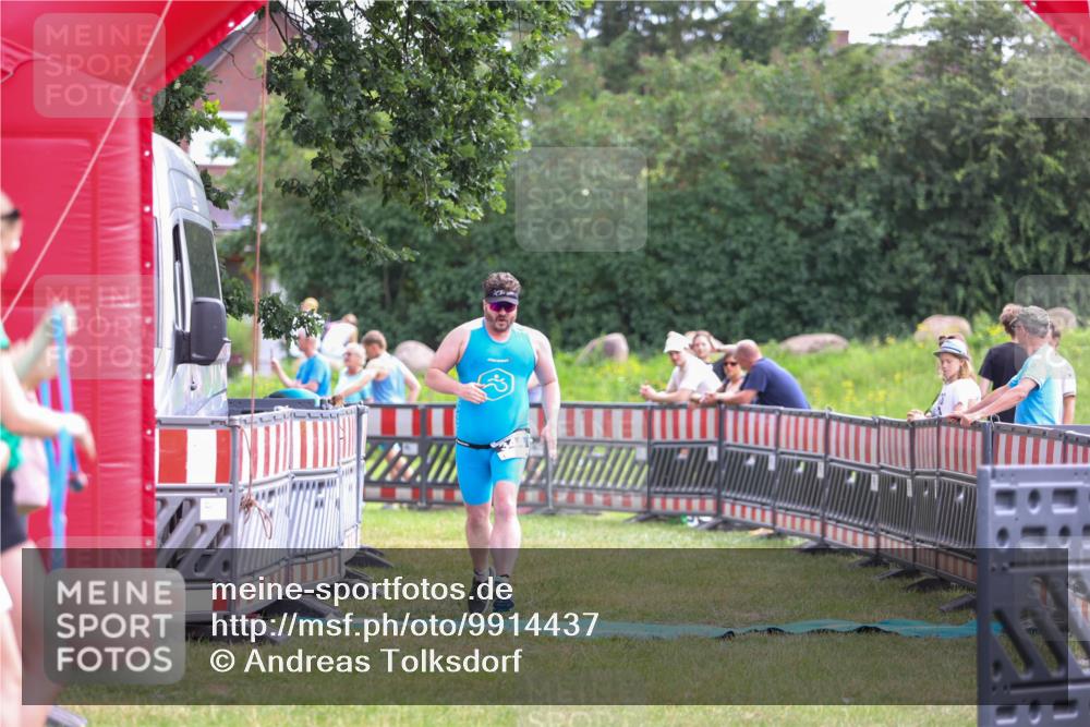 21.06.2026 - 29. Vierlanden-Triathlon Andreas Tolksdorf http://msf.ph/oto/9914437 21.06.2026 11:24:11 Ziel 344 meine-sportfotos.de