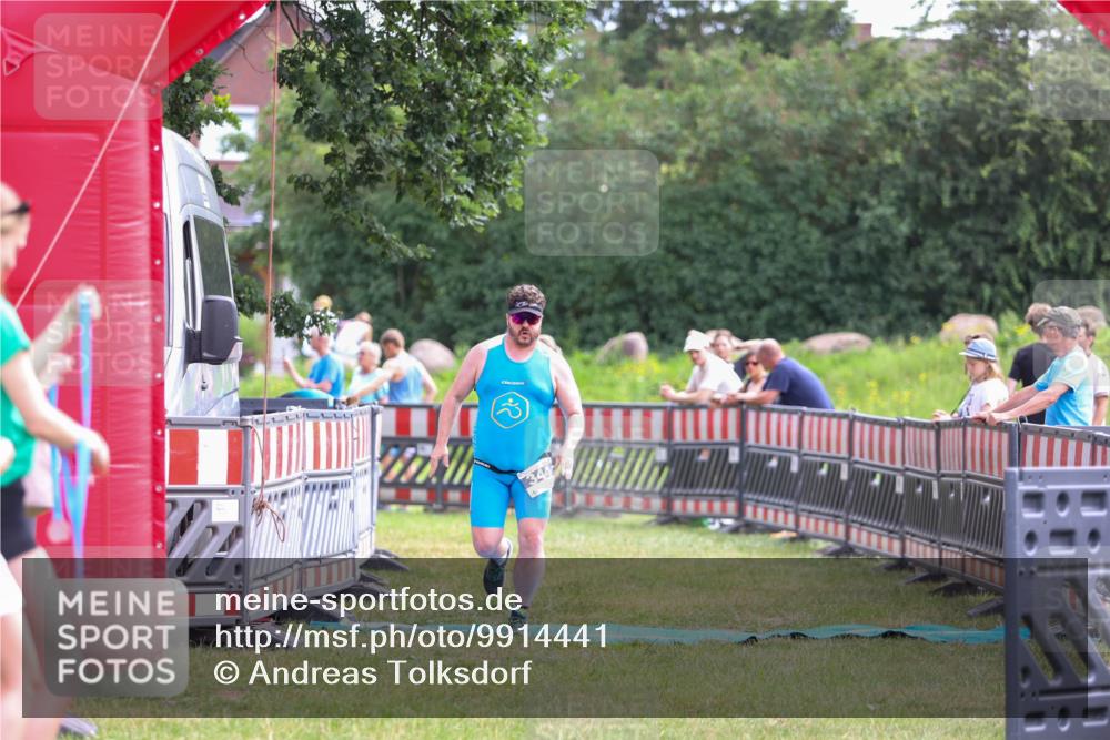21.06.2026 - 29. Vierlanden-Triathlon Andreas Tolksdorf http://msf.ph/oto/9914441 21.06.2026 11:24:11 Ziel 344 meine-sportfotos.de