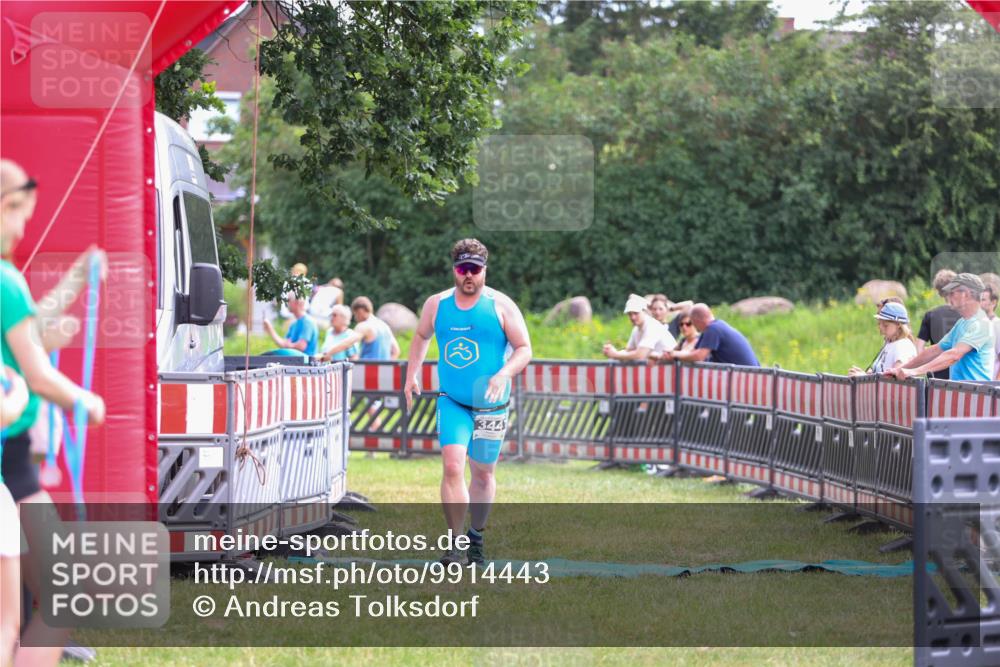 21.06.2026 - 29. Vierlanden-Triathlon Andreas Tolksdorf http://msf.ph/oto/9914443 21.06.2026 11:24:11 Ziel 344 meine-sportfotos.de