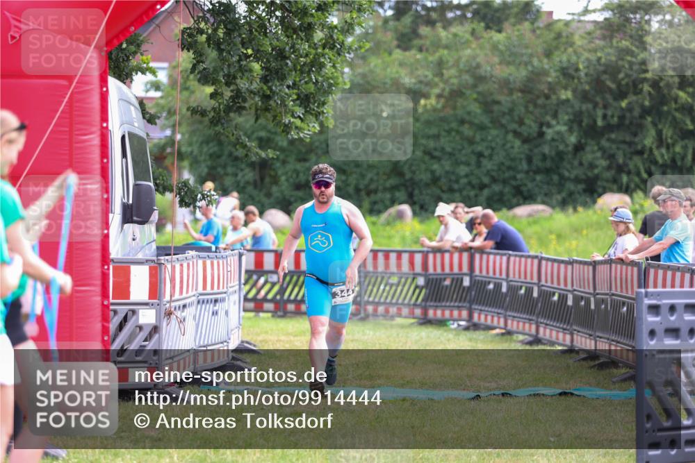 21.06.2026 - 29. Vierlanden-Triathlon Andreas Tolksdorf http://msf.ph/oto/9914444 21.06.2026 11:24:11 Ziel 344 meine-sportfotos.de