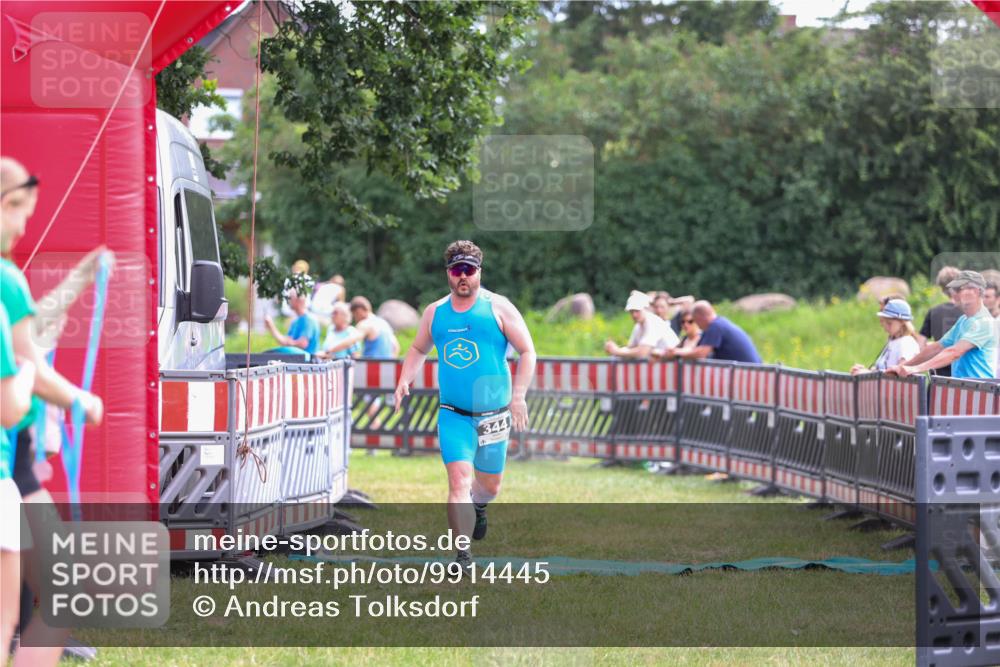 21.06.2026 - 29. Vierlanden-Triathlon Andreas Tolksdorf http://msf.ph/oto/9914445 21.06.2026 11:24:11 Ziel 344 meine-sportfotos.de