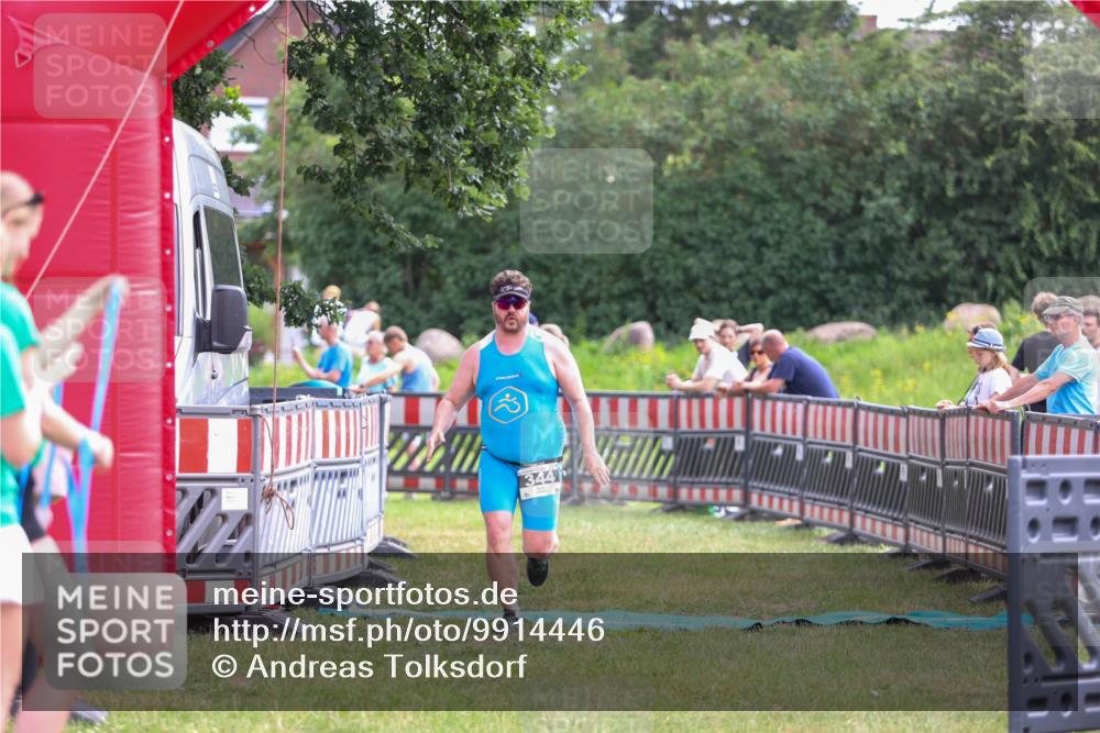 21.06.2026 - 29. Vierlanden-Triathlon Andreas Tolksdorf http://msf.ph/oto/9914446 21.06.2026 11:24:11 Ziel 344 meine-sportfotos.de