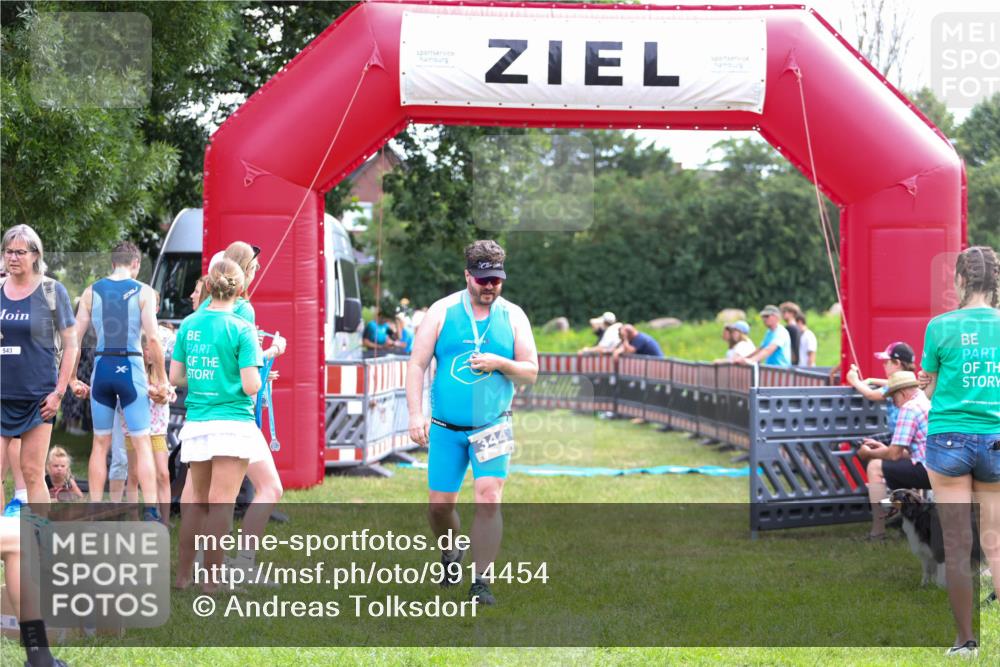 21.06.2026 - 29. Vierlanden-Triathlon Andreas Tolksdorf http://msf.ph/oto/9914454 21.06.2026 11:24:18 Ziel  meine-sportfotos.de