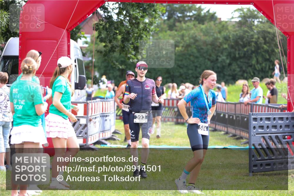 21.06.2026 - 29. Vierlanden-Triathlon Andreas Tolksdorf http://msf.ph/oto/9914501 21.06.2026 11:25:45 Ziel 357, 359, 393, 603 meine-sportfotos.de