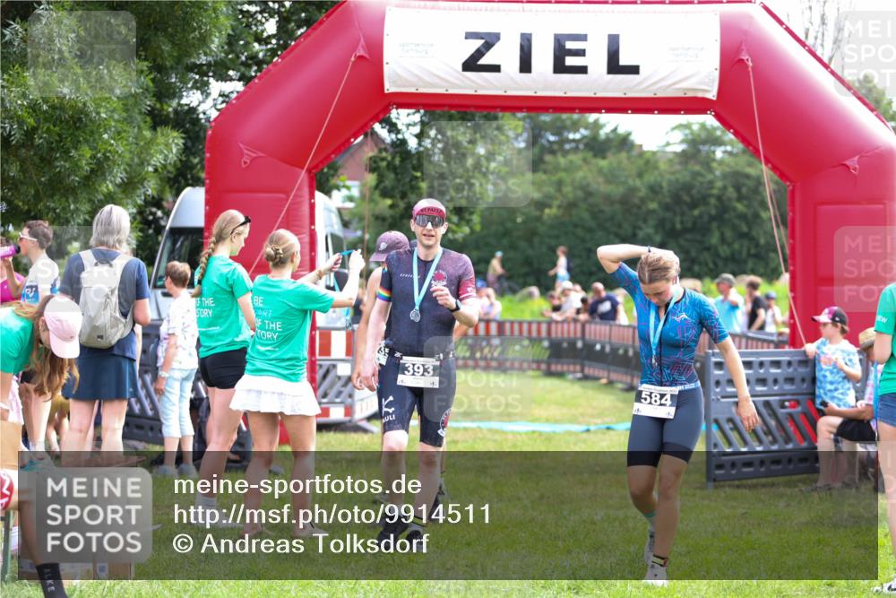 21.06.2026 - 29. Vierlanden-Triathlon Andreas Tolksdorf http://msf.ph/oto/9914511 21.06.2026 11:25:50 Ziel 357, 359, 603 meine-sportfotos.de