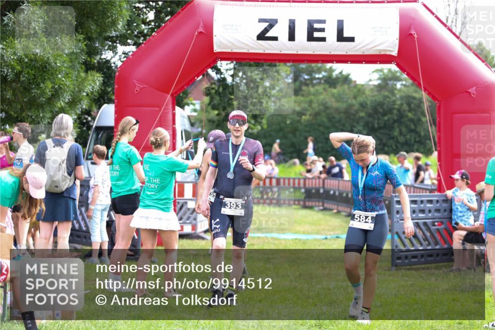 21.06.2026 - 29. Vierlanden-Triathlon Andreas Tolksdorf http://msf.ph/oto/9914512 21.06.2026 11:25:50 Ziel 357, 359, 603 meine-sportfotos.de