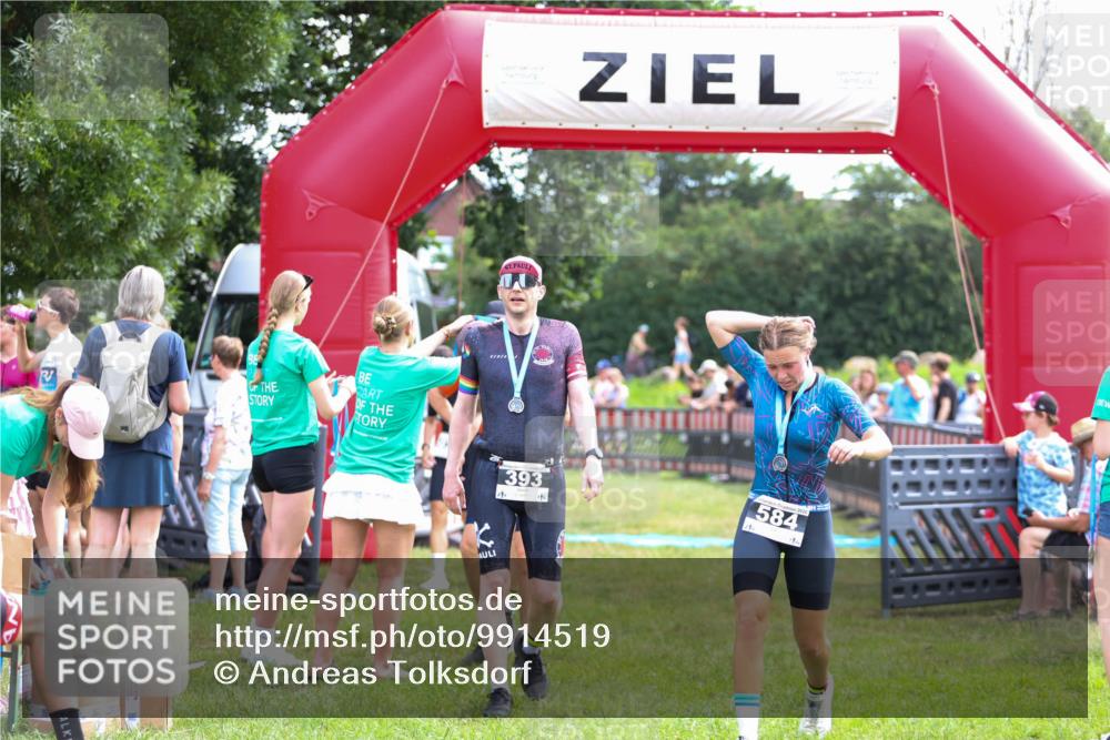 21.06.2026 - 29. Vierlanden-Triathlon Andreas Tolksdorf http://msf.ph/oto/9914519 21.06.2026 11:25:50 Ziel 357, 359, 603 meine-sportfotos.de