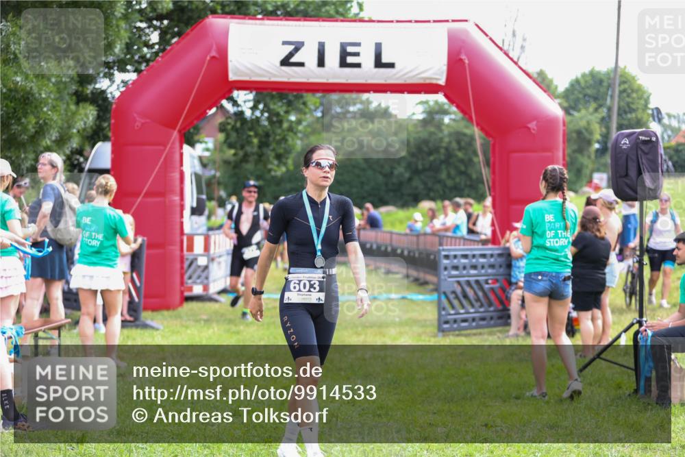 21.06.2026 - 29. Vierlanden-Triathlon Andreas Tolksdorf http://msf.ph/oto/9914533 21.06.2026 11:26:03 Ziel 477, 562 meine-sportfotos.de