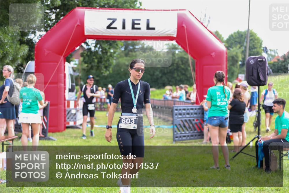 21.06.2026 - 29. Vierlanden-Triathlon Andreas Tolksdorf http://msf.ph/oto/9914537 21.06.2026 11:26:04 Ziel 477, 562 meine-sportfotos.de