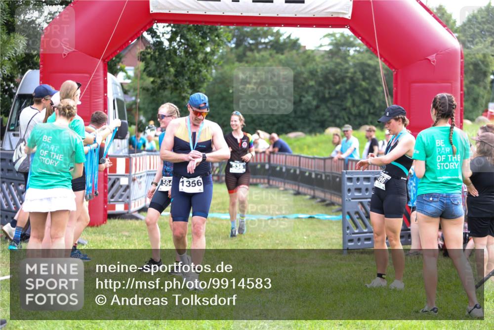 21.06.2026 - 29. Vierlanden-Triathlon Andreas Tolksdorf http://msf.ph/oto/9914583 21.06.2026 11:26:43 Ziel 526, 536 meine-sportfotos.de