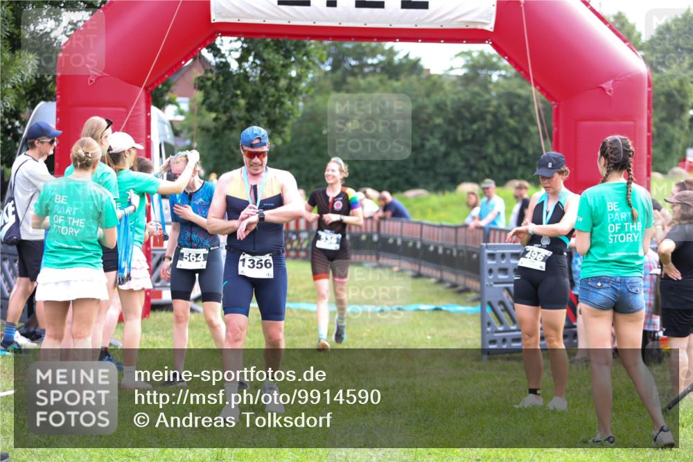 21.06.2026 - 29. Vierlanden-Triathlon Andreas Tolksdorf http://msf.ph/oto/9914590 21.06.2026 11:26:44 Ziel 526, 536 meine-sportfotos.de