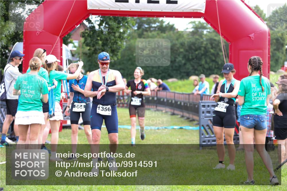 21.06.2026 - 29. Vierlanden-Triathlon Andreas Tolksdorf http://msf.ph/oto/9914591 21.06.2026 11:26:44 Ziel 526, 536 meine-sportfotos.de