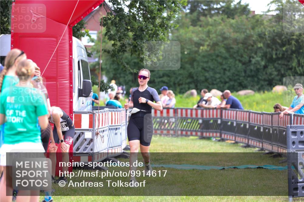 21.06.2026 - 29. Vierlanden-Triathlon Andreas Tolksdorf http://msf.ph/oto/9914617 21.06.2026 11:26:58 Ziel 353, 480, 526 meine-sportfotos.de
