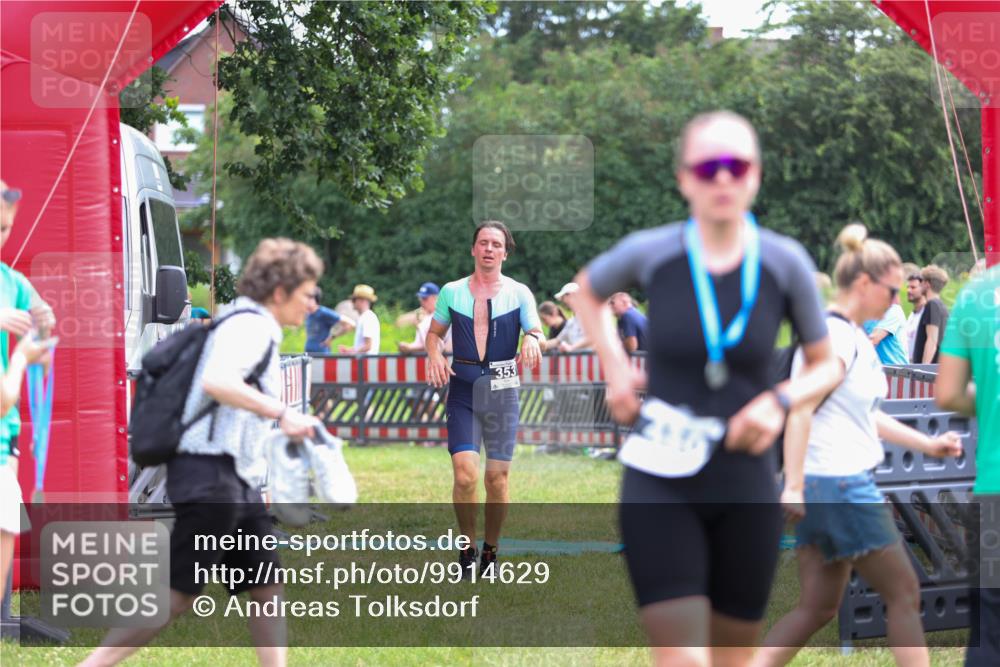 21.06.2026 - 29. Vierlanden-Triathlon Andreas Tolksdorf http://msf.ph/oto/9914629 21.06.2026 11:27:09 Ziel 353 meine-sportfotos.de