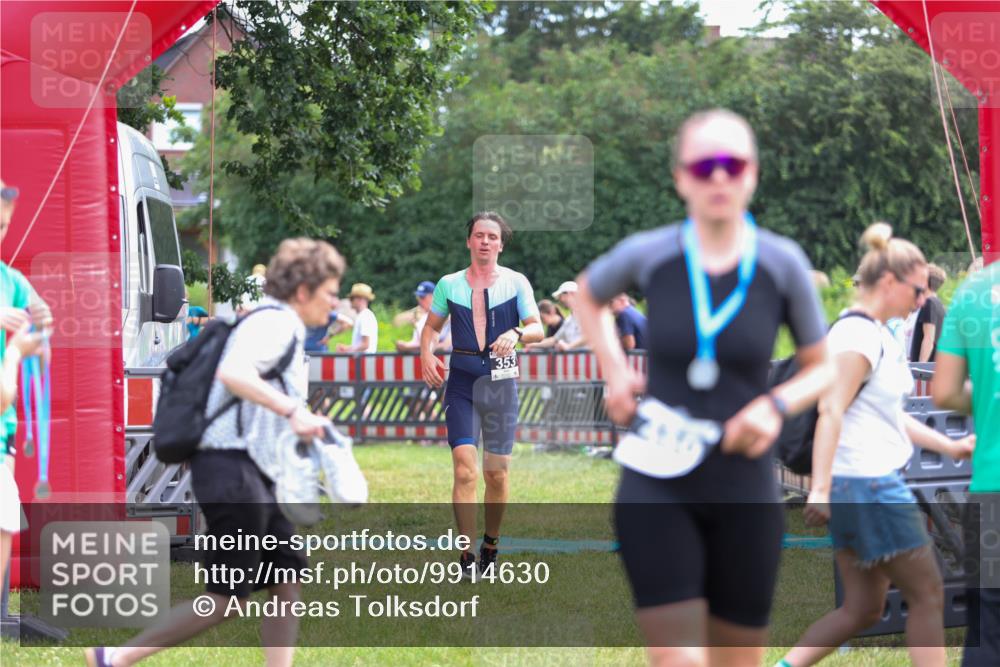 21.06.2026 - 29. Vierlanden-Triathlon Andreas Tolksdorf http://msf.ph/oto/9914630 21.06.2026 11:27:09 Ziel 353 meine-sportfotos.de