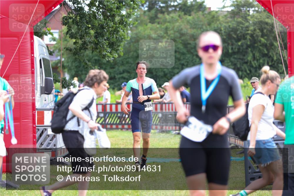 21.06.2026 - 29. Vierlanden-Triathlon Andreas Tolksdorf http://msf.ph/oto/9914631 21.06.2026 11:27:09 Ziel 353 meine-sportfotos.de