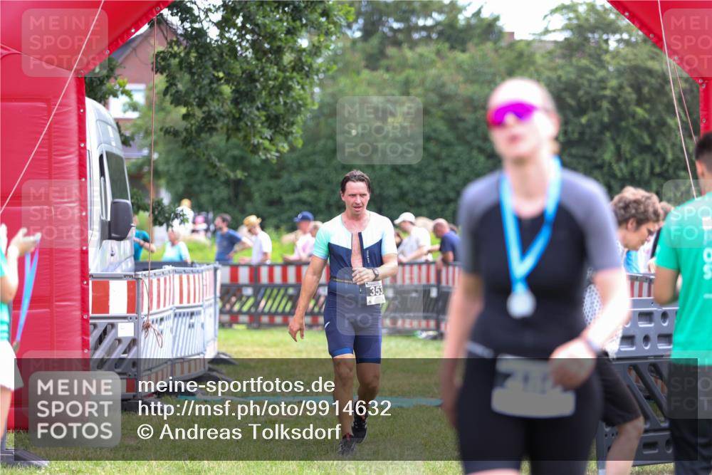 21.06.2026 - 29. Vierlanden-Triathlon Andreas Tolksdorf http://msf.ph/oto/9914632 21.06.2026 11:27:10 Ziel 353 meine-sportfotos.de