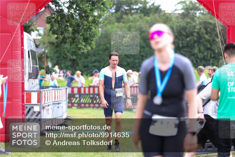 21.06.2026 - 29. Vierlanden-Triathlon Andreas Tolksdorf http://msf.ph/oto/9914635 21.06.2026 11:27:10 Ziel 353 meine-sportfotos.de
