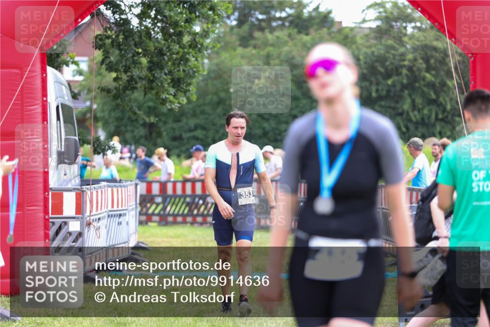 21.06.2026 - 29. Vierlanden-Triathlon Andreas Tolksdorf http://msf.ph/oto/9914636 21.06.2026 11:27:10 Ziel 353 meine-sportfotos.de