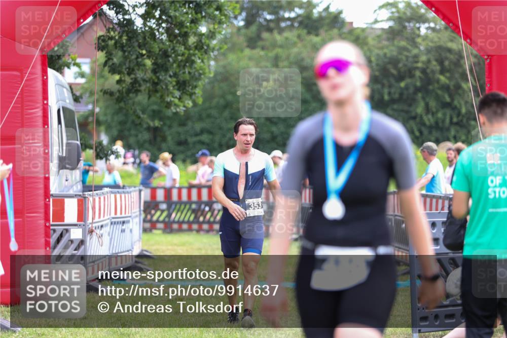 21.06.2026 - 29. Vierlanden-Triathlon Andreas Tolksdorf http://msf.ph/oto/9914637 21.06.2026 11:27:10 Ziel 353 meine-sportfotos.de