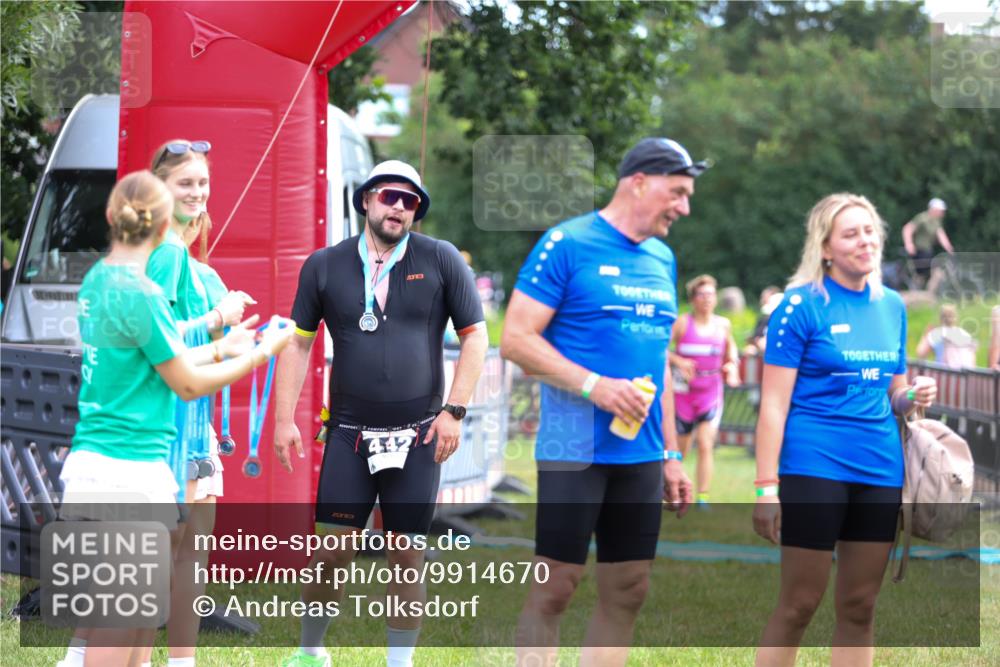21.06.2026 - 29. Vierlanden-Triathlon Andreas Tolksdorf http://msf.ph/oto/9914670 21.06.2026 11:27:32 Ziel 521 meine-sportfotos.de