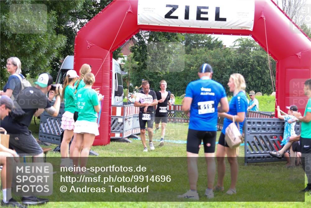 21.06.2026 - 29. Vierlanden-Triathlon Andreas Tolksdorf http://msf.ph/oto/9914696 21.06.2026 11:27:53 Ziel 328, 396 meine-sportfotos.de