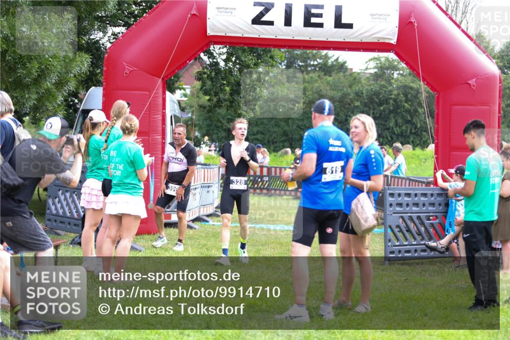 21.06.2026 - 29. Vierlanden-Triathlon Andreas Tolksdorf http://msf.ph/oto/9914710 21.06.2026 11:27:55 Ziel 328, 396 meine-sportfotos.de