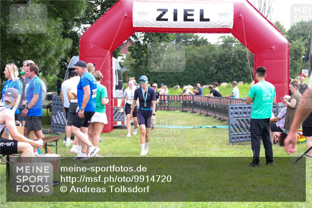 21.06.2026 - 29. Vierlanden-Triathlon Andreas Tolksdorf http://msf.ph/oto/9914720 21.06.2026 11:28:16 Ziel 599, 600, 602 meine-sportfotos.de