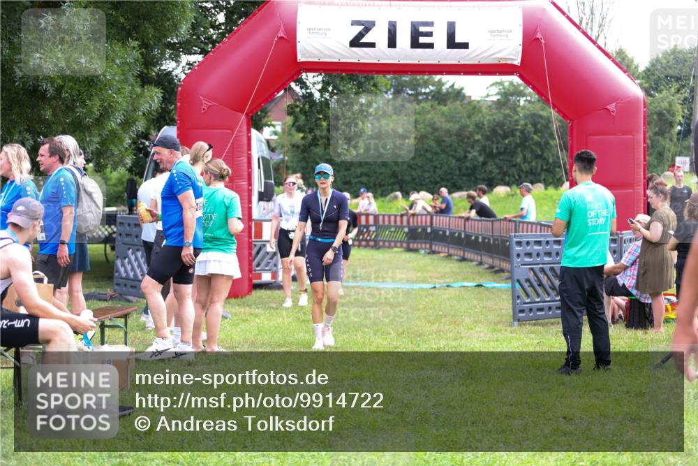 21.06.2026 - 29. Vierlanden-Triathlon Andreas Tolksdorf http://msf.ph/oto/9914722 21.06.2026 11:28:16 Ziel 599, 600, 602 meine-sportfotos.de