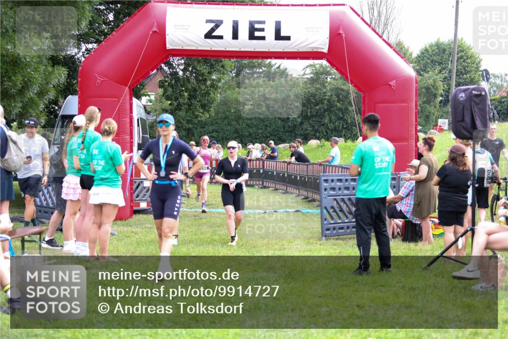 21.06.2026 - 29. Vierlanden-Triathlon Andreas Tolksdorf http://msf.ph/oto/9914727 21.06.2026 11:28:19 Ziel 599, 600, 602 meine-sportfotos.de