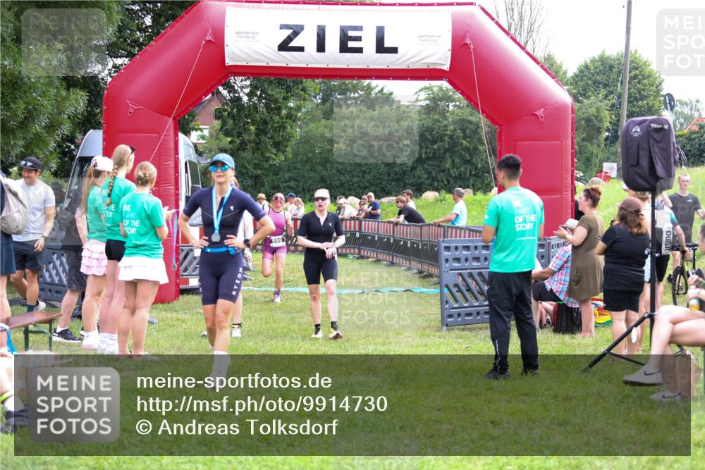 21.06.2026 - 29. Vierlanden-Triathlon Andreas Tolksdorf http://msf.ph/oto/9914730 21.06.2026 11:28:19 Ziel 599, 600, 602 meine-sportfotos.de