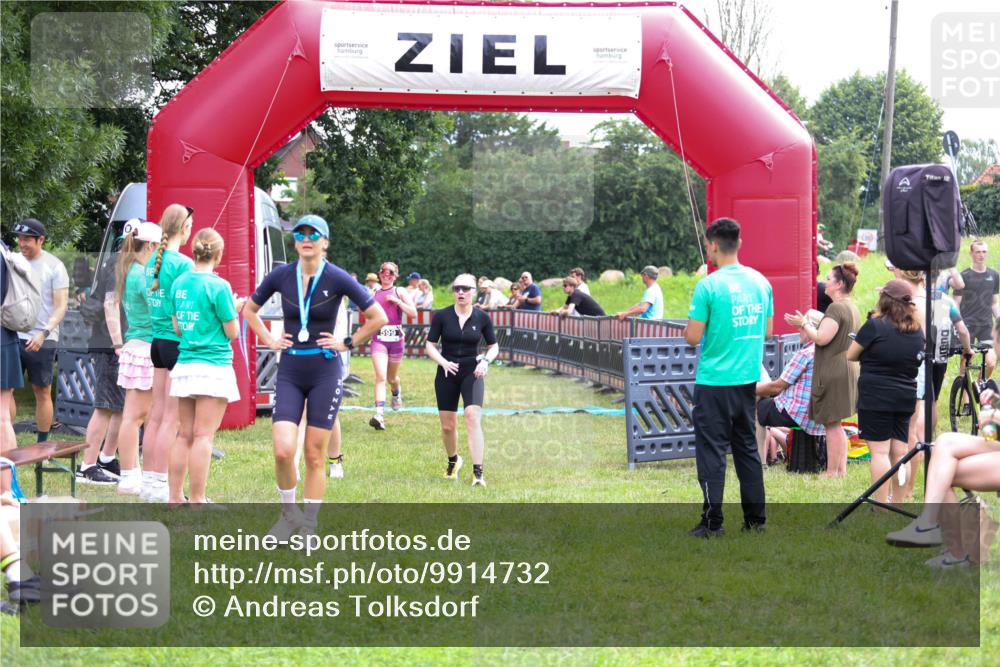 21.06.2026 - 29. Vierlanden-Triathlon Andreas Tolksdorf http://msf.ph/oto/9914732 21.06.2026 11:28:19 Ziel 599, 600, 602 meine-sportfotos.de
