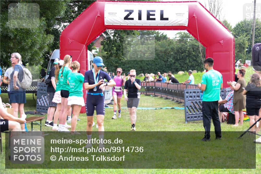21.06.2026 - 29. Vierlanden-Triathlon Andreas Tolksdorf http://msf.ph/oto/9914736 21.06.2026 11:28:20 Ziel 599, 600 meine-sportfotos.de