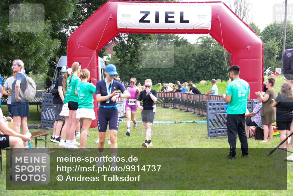 21.06.2026 - 29. Vierlanden-Triathlon Andreas Tolksdorf http://msf.ph/oto/9914737 21.06.2026 11:28:20 Ziel 599, 600 meine-sportfotos.de