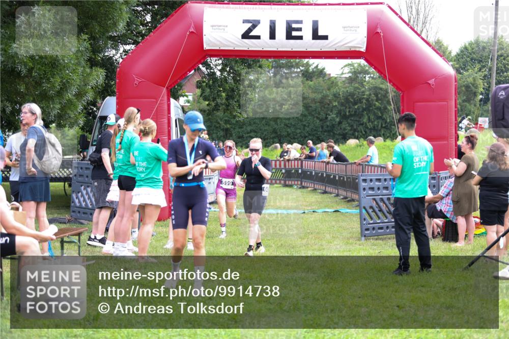 21.06.2026 - 29. Vierlanden-Triathlon Andreas Tolksdorf http://msf.ph/oto/9914738 21.06.2026 11:28:20 Ziel 599, 600 meine-sportfotos.de