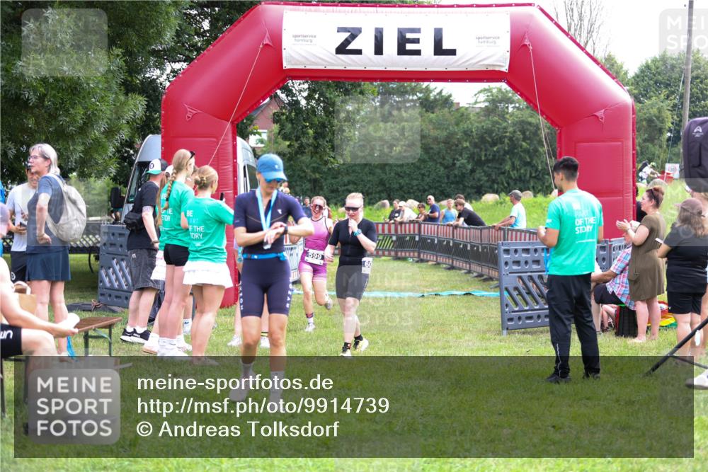 21.06.2026 - 29. Vierlanden-Triathlon Andreas Tolksdorf http://msf.ph/oto/9914739 21.06.2026 11:28:20 Ziel 599, 600 meine-sportfotos.de