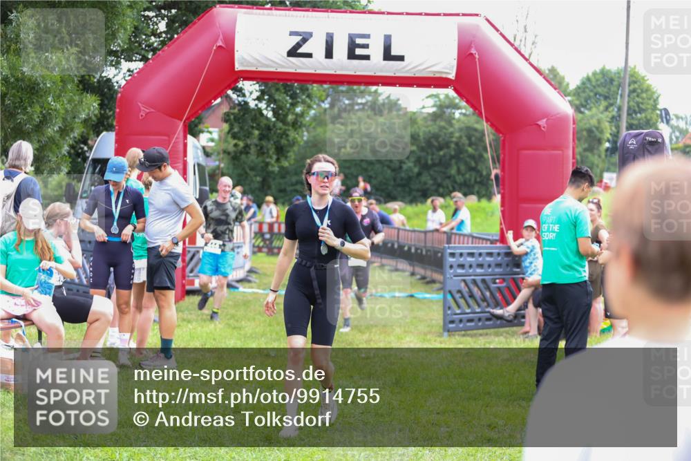 21.06.2026 - 29. Vierlanden-Triathlon Andreas Tolksdorf http://msf.ph/oto/9914755 21.06.2026 11:29:01 Ziel 435, 444 meine-sportfotos.de