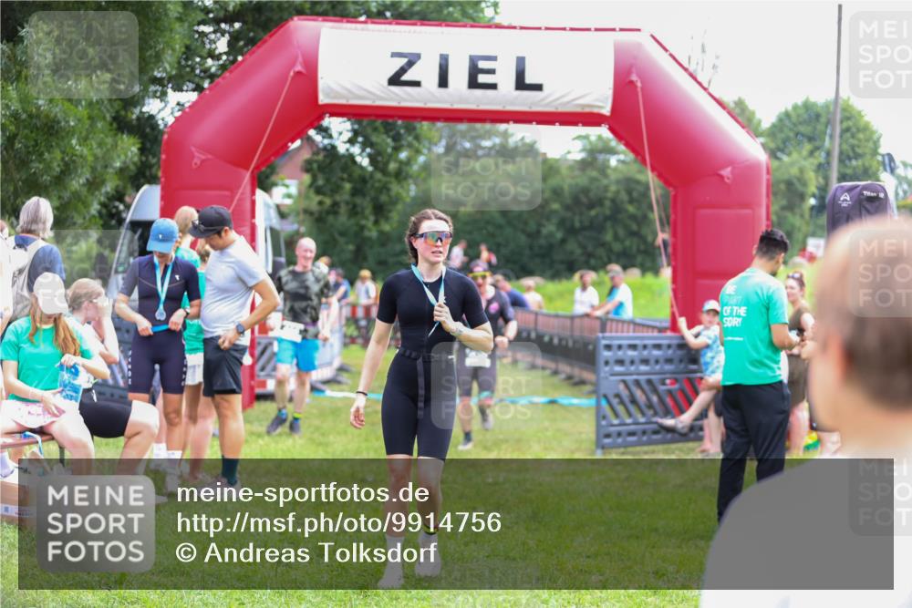 21.06.2026 - 29. Vierlanden-Triathlon Andreas Tolksdorf http://msf.ph/oto/9914756 21.06.2026 11:29:01 Ziel 435, 444 meine-sportfotos.de